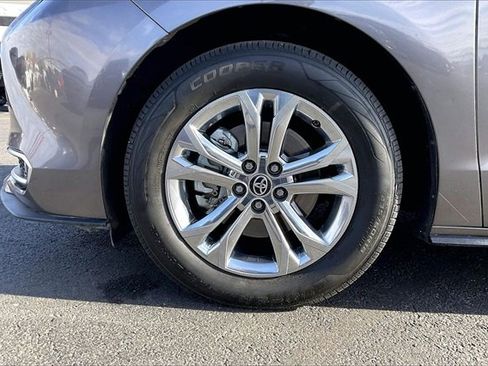 Used 2023 Toyota Sienna Platinum image 8