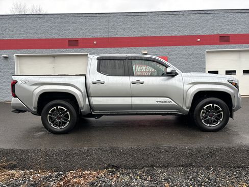 Used 2024 Toyota Tacoma TRD Sport image 2