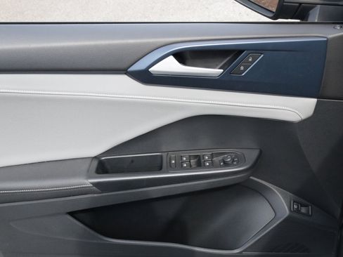 Used 2024 Volkswagen Taos SE image 21