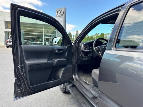 Used 2018 Toyota Tacoma TRD Sport AWD/4WD image 10