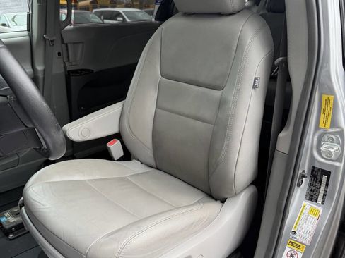 Used 2017 Toyota Sienna XLE image 29