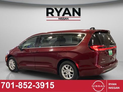 Used 2023 Chrysler Pacifica Touring-L FWD image 5