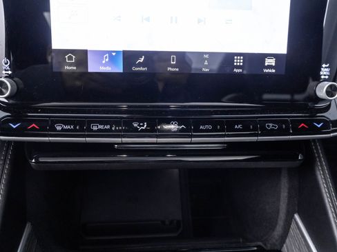 Used 2023 Jeep Wagoneer Series III w/ Premium Group I AWD/4WD image 32