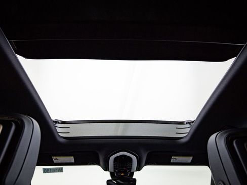 Certified 2026 Porsche Macan image 30