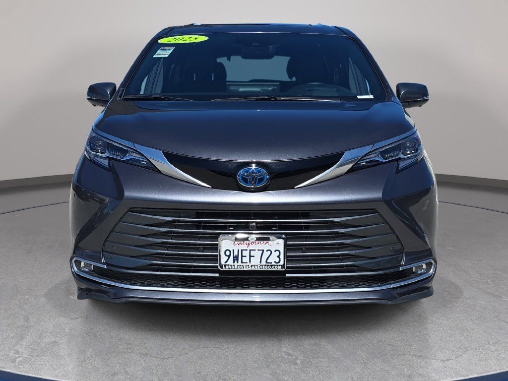 Used 2025 Toyota Sienna Platinum AWD/4WD image 3
