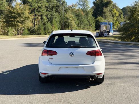 Used 2017 Volkswagen GTI SE image 6