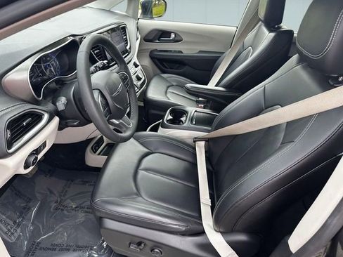 Used 2023 Chrysler Pacifica Touring-L AWD/4WD image 10