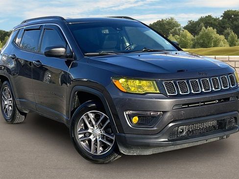 Used 2020 Jeep Compass Latitude image 2