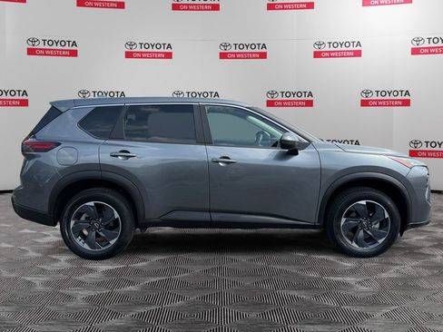 Used 2024 Nissan Rogue SV FWD image 4