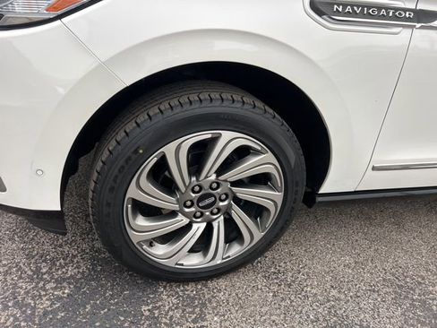 Used 2023 Lincoln Navigator Reserve image 10