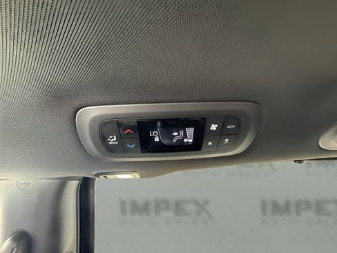 Used 2025 Chrysler Pacifica Limited FWD image 9