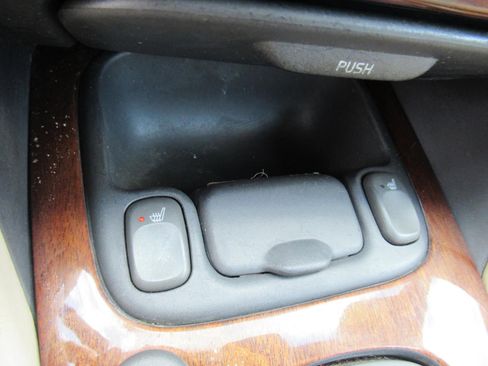 Used 2004 Volvo C70 HT FWD image 25