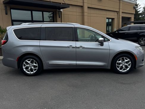 Used 2020 Chrysler Pacifica Limited FWD image 8