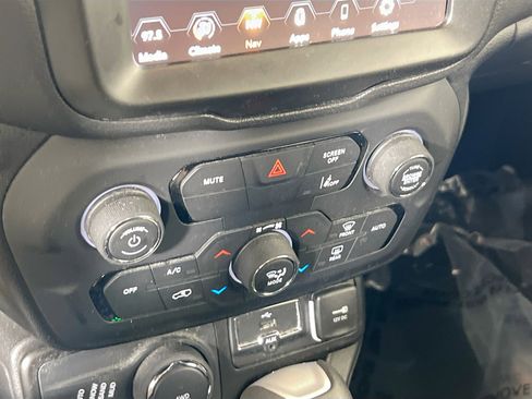 Used 2022 Jeep Renegade Latitude image 16