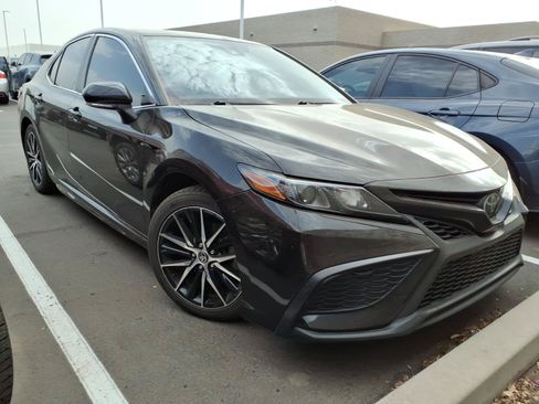 Used 2022 Toyota Camry SE FWD image 2