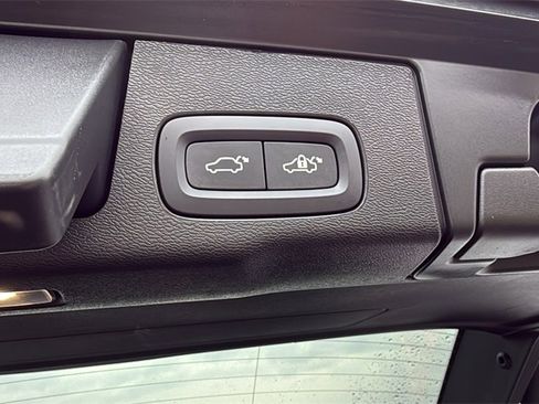 Certified 2025 Volvo XC60 B5 Plus image 31