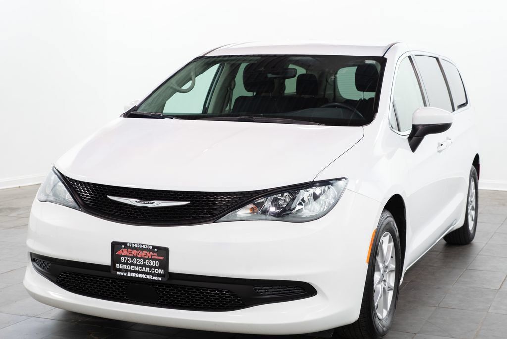 Used 2023 Chrysler Voyager LX FWD image 4