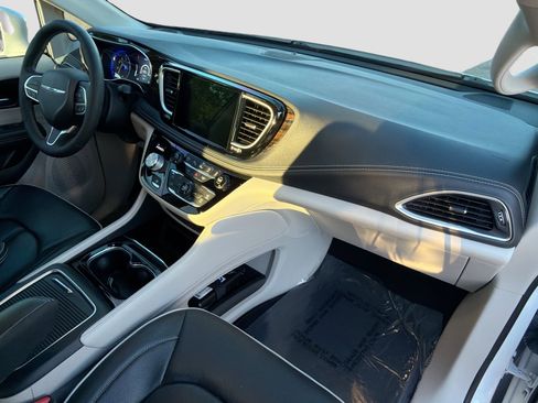 Used 2022 Chrysler Pacifica Limited image 14