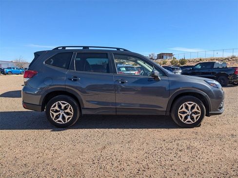 Used 2022 Subaru Forester Premium image 5