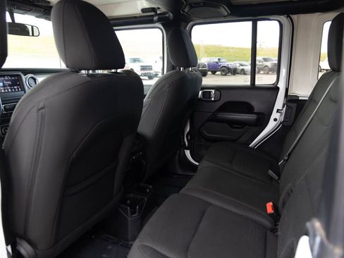 Used 2019 Jeep Wrangler Unlimited Sahara image 15