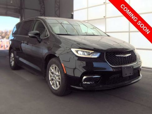 Used 2024 Chrysler Pacifica Touring-L FWD image 4