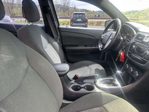Used 2011 Chrysler 200 Touring FWD image 12