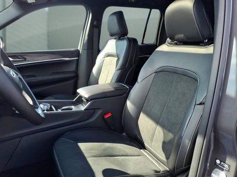 New 2026 Jeep Grand Cherokee Altitude AWD/4WD image 15