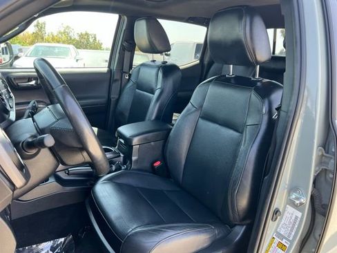 Used 2022 Toyota Tacoma TRD Sport w/ TRD Premium Sport Package AWD/4WD image 19