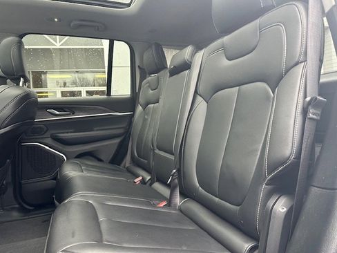 Used 2022 Jeep Grand Cherokee Limited image 9