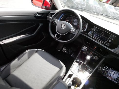 Used 2019 Volkswagen Jetta SE w/ Cold Weather Package FWD image 9