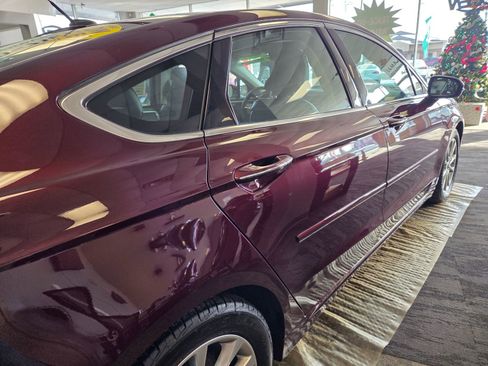 Used 2017 Ford Fusion SE w/ Fusion SE Technology Package image 11