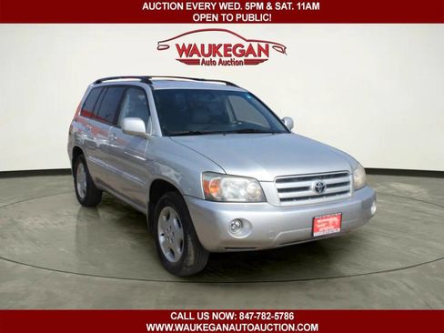 Used 2005 Toyota Highlander 4WD V6 w/ 3rd Row image 2