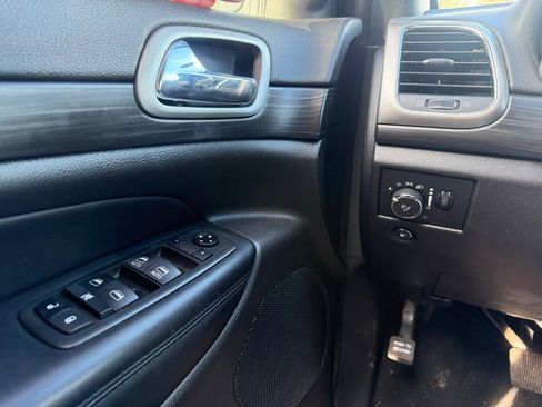 Used 2021 Jeep Grand Cherokee Laredo image 7