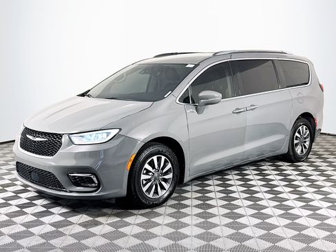 Used 2021 Chrysler Pacifica Touring-L image 4