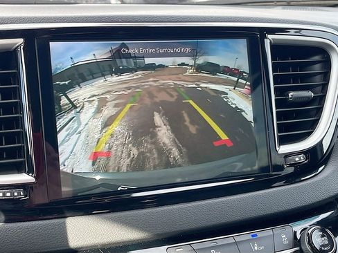 Used 2025 Chrysler Pacifica Select image 13