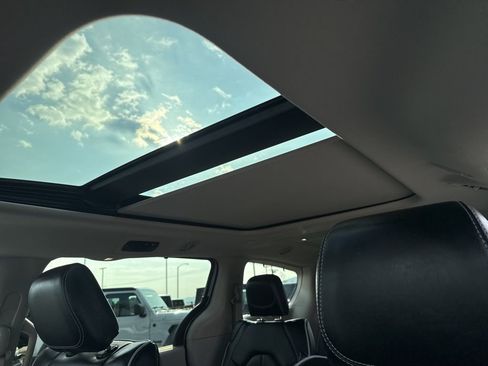 Used 2024 Chrysler Pacifica Limited image 22