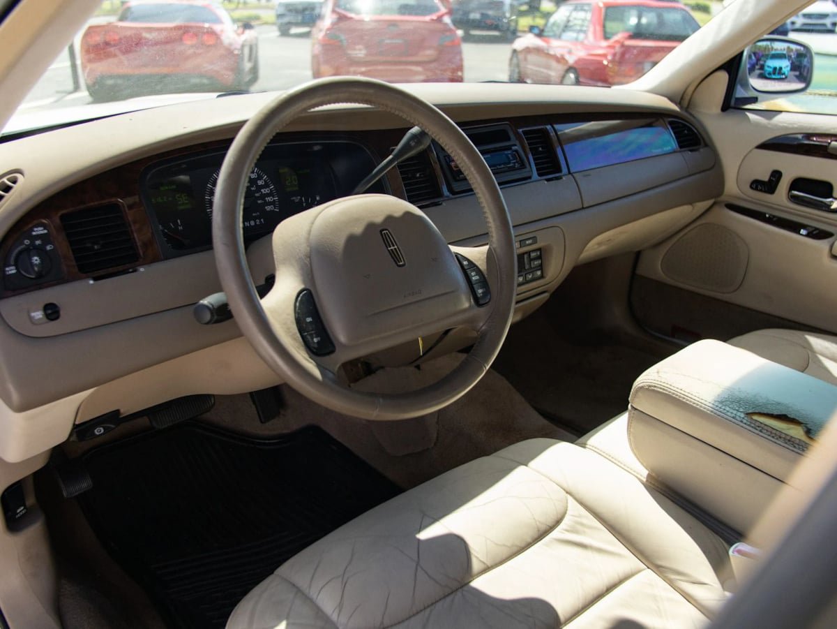 Used 2000 Lincoln Town Car Executive RWD image 19