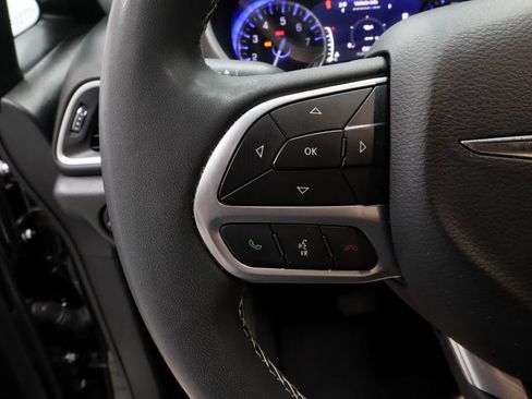 Used 2025 Chrysler Pacifica Select FWD image 28