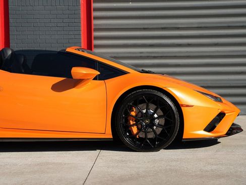 Used 2022 Lamborghini Huracan EVO image 12