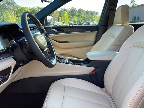 New 2026 Jeep Grand Cherokee L Limited w/ Luxury Tech Group II AWD/4WD image 13