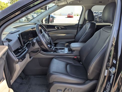Used 2025 Kia Carnival FWD image 18