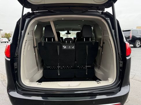 Used 2017 Chrysler Pacifica Touring-L FWD image 21