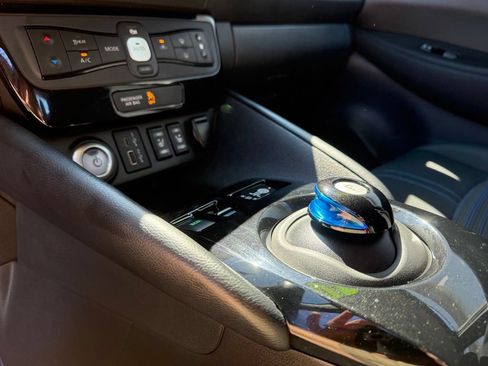 Certified 2020 Nissan Leaf SV w/ SV Technology Package FWD image 22