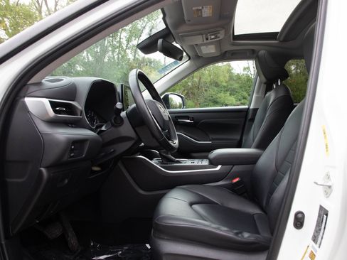 Used 2020 Toyota Highlander XLE AWD/4WD image 24
