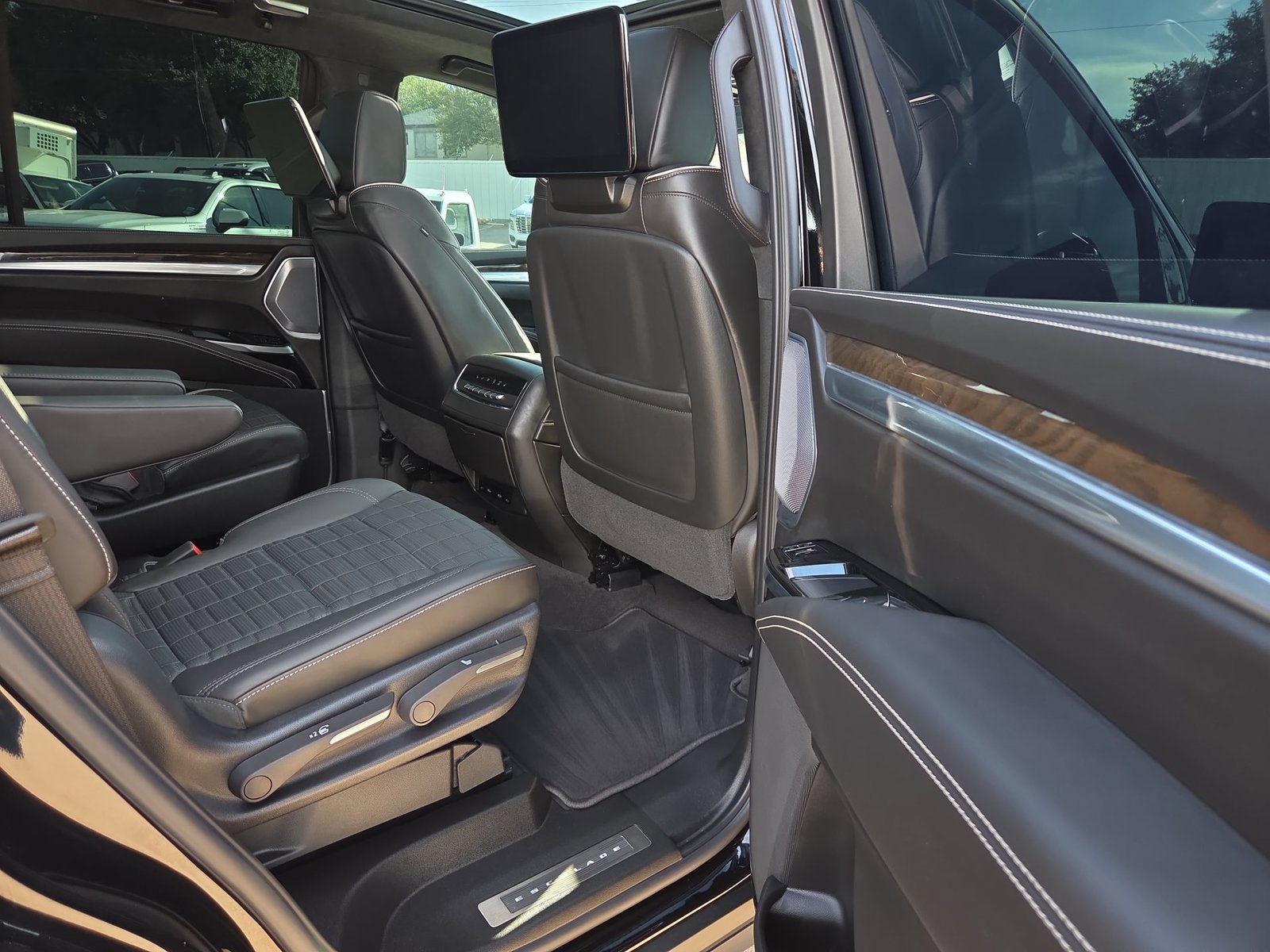 Used 2026 Cadillac Escalade Platinum Sport w/ LPO, ONYX Package AWD/4WD image 28