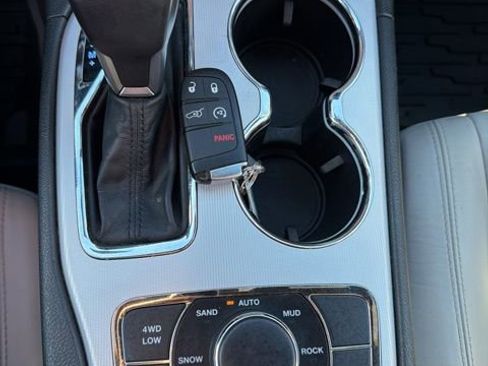 Used 2018 Jeep Grand Cherokee Limited image 18