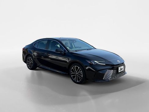 Used 2025 Toyota Camry XLE image 2