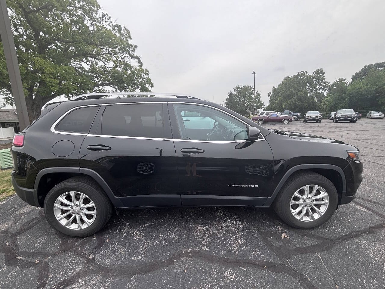 Used 2019 Jeep Cherokee Latitude w/ Popular Appearance Group AWD/4WD image 2