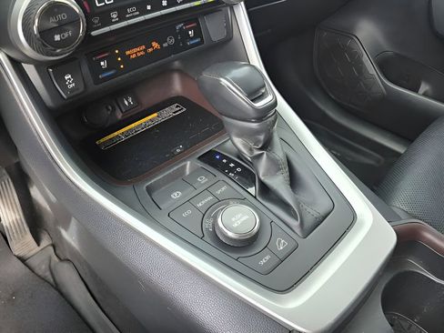Used 2019 Toyota RAV4 Limited image 19