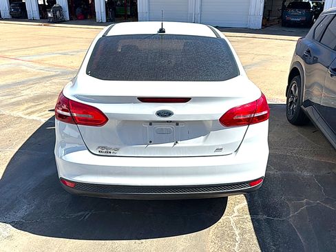 Used 2018 Ford Focus SE w/ SE Appearance Package image 5